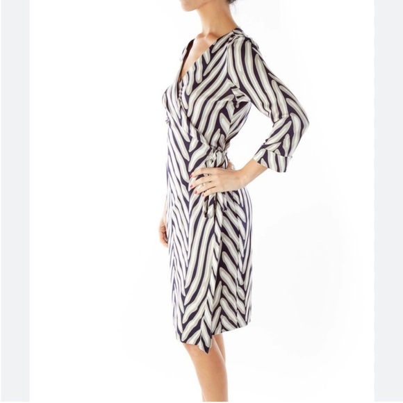DVF Diane Von Furstenberg Naoki Navy Gray Herringbone Silk Wrap Dress Size 4 - Picture 1 of 14